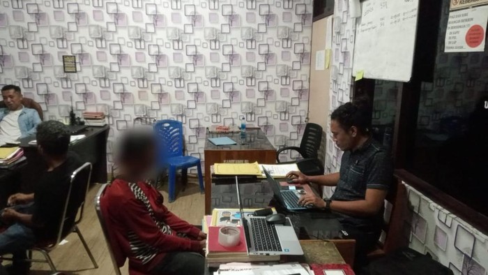 1761586118335-penyidik-memeriksa-m-48-terduga-pelaku-penganiayaan-dengan-menjatuhkan-pemotor-perempuan-di-labuan-bajo-manggarai-barat-ntt-do-1761578408509_169