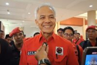 1761586161560-ketua-dpp-pdi-perjuangan-ganjar-pranowo-saat-diwawancarai-usai-menutup-konferda-pdip-ntb-di-hotel-lombok-raya-mataram-ntb-seni-1761573664563_169