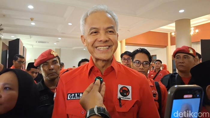 1761586161560-ketua-dpp-pdi-perjuangan-ganjar-pranowo-saat-diwawancarai-usai-menutup-konferda-pdip-ntb-di-hotel-lombok-raya-mataram-ntb-seni-1761573664563_169