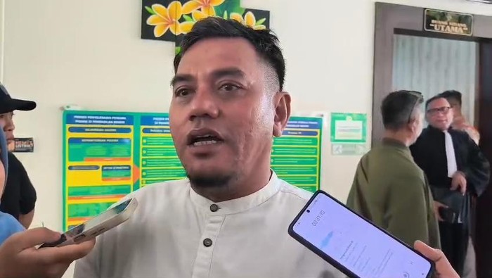 1761586172078-hambali-kakak-brigadir-muhammad-nurhadi-saat-ditemui-di-pn-mataram-senin-27102025-foto-abdurrasyid-efendidetikbali-1761573218458_169