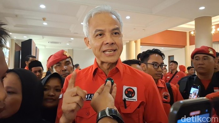 1761586193963-ketua-dpp-pdip-ganjar-pranowo-saat-diwawancarai-usai-menutup-konferda-pdip-ntb-di-hotel-lombok-raya-mataram-ntb-senin-27102025-1761571822160_169