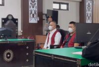 1761586215215-terdakwa-i-made-yogi-purusa-utama-kemeja-putih-dan-i-gde-aris-chandra-widianto-baju-polo-hitam-saat-menjalani-sidang-dakwaan-d-1761556859319_169