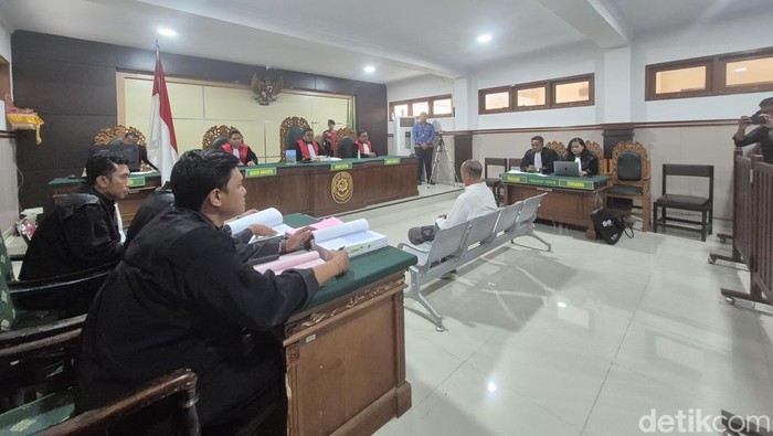 1761629596579-i-wayan-luwes-alias-mangku-luwes-menjalani-sidang-tuntutan-di-pn-bangli-selasa-28102025-foto-ni-komang-ayu-leona-wdetikbali-1761627593203_169