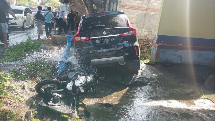 1761651215955-suasana-usai-tabrakan-maut-antara-mobil-suzuki-xl7-dan-motor-scoopy-di-jalan-raya-tanjung-lombok-utara-selasa-28102025-dok-pol-1761646193063_169