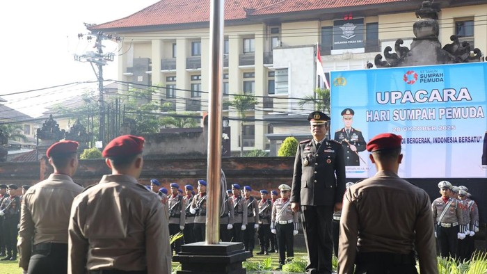 1761651221666-upacara-peringatan-hari-sumpah-pemuda-di-mapolda-bali-senin-28102025-dirsamapta-polda-bali-kombes-ronny-lumban-gaol-menjadi-in-1761641816812_169