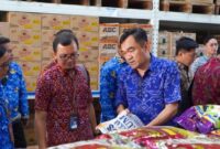 1761651309934-satgas-pengendalian-harga-beras-bali-melakukan-sidak-ke-distributor-sembako-dan-kebutuhan-pokok-cv-crystal-di-jalan-mahendrada-1761644465633_169
