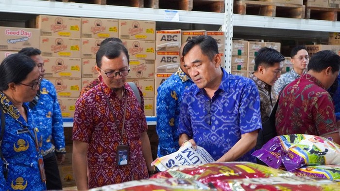 1761651309934-satgas-pengendalian-harga-beras-bali-melakukan-sidak-ke-distributor-sembako-dan-kebutuhan-pokok-cv-crystal-di-jalan-mahendrada-1761644465633_169
