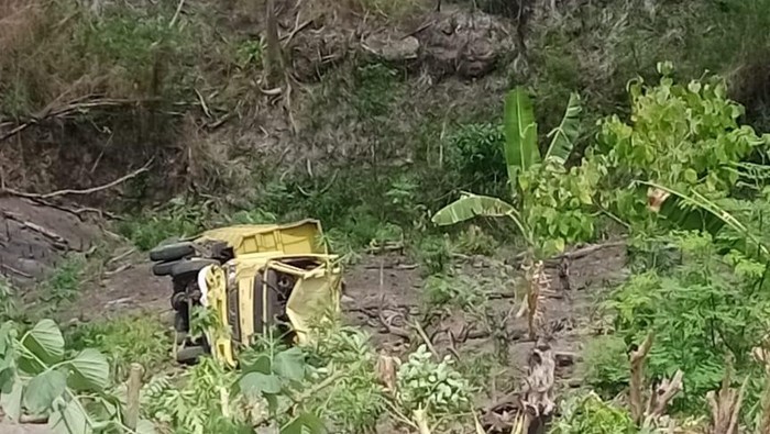 1761651341464-kondisi-truk-yang-ringsek-setelah-terjun-ke-jurang-di-jalan-trans-atadei-kabupaten-lembata-ntt-selasa-28102025-foto-polres-lem-1761642340621_169