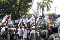 1761651368495-ratusan-warga-yang-tergabung-dalam-aliansi-gerakan-rakyat-peduli-garap-menggeruduk-kantor-gubernur-nt-selasa-28102025-foto-ahm-1761640159391_169