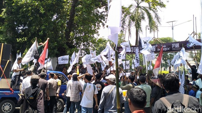 1761651368495-ratusan-warga-yang-tergabung-dalam-aliansi-gerakan-rakyat-peduli-garap-menggeruduk-kantor-gubernur-nt-selasa-28102025-foto-ahm-1761640159391_169