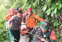 1761672601983-proses-evakuasi-wn-as-annette-watson-yang-jatuh-di-pantai-atuh-desa-pejukutan-kecamatan-nusa-penida-klungkung-selasa-28102025--1761664827550_169