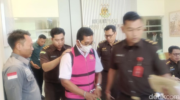 1761672628964-kepala-sekolah-kepsek-smkn-1-klungkung-i-wayan-siarsana-ditetapkan-sebagai-tersangka-dana-komite-di-pip-rabu-3042025-1746015969938_169