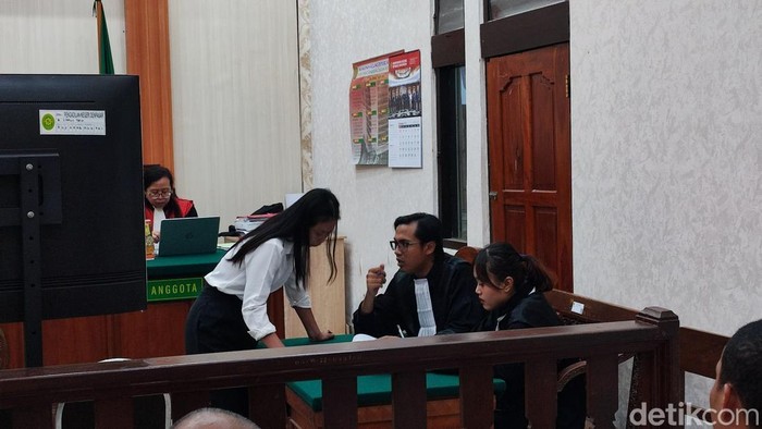 1761672666487-nasrurah-saat-menjalani-sidang-di-pengadilan-negeri-pn-denpasar-pada-selasa-28102025-ahmad-firizqi-irwandetikbali-1761660678656_169