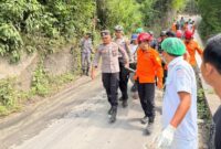 1761672741537-proses-evakuasi-makel-nyoman-artika-yang-mengalami-laka-tunggal-akibat-rem-blong-selasa-28102025-polsek-nusa-penida-1761652219881_169