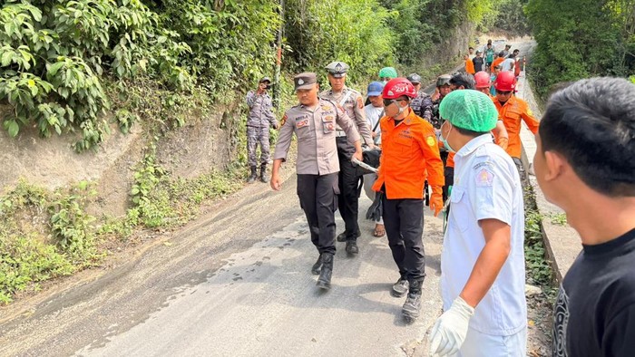 1761672741537-proses-evakuasi-makel-nyoman-artika-yang-mengalami-laka-tunggal-akibat-rem-blong-selasa-28102025-polsek-nusa-penida-1761652219881_169