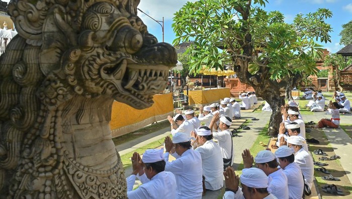 1761693462484-umat-hindu-panjatkan-doa-untuk-keselamatan-di-bali-1757754928533_169