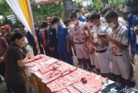 1761716003121-sejumlah-siswa-antusias-menyaksikan-proses-pemusnahan-barang-bukti-narkotika-di-kantor-kejari-tabanan-rabu-29102025-foto-krisn-1761709816812_169