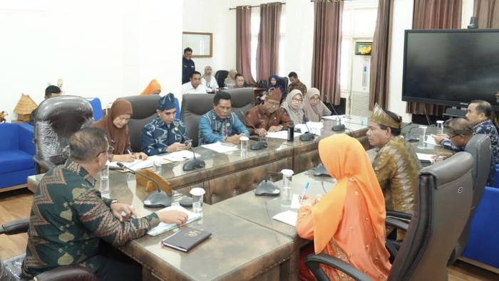 1761716141233-wali-kota-bima-a-rahman-memimpin-rapat-koordinasi-satgas-mbg-di-aula-parenta-kantor-pemkot-bima-selasa-28102025-foto-dok-pemko-1761700734178_169