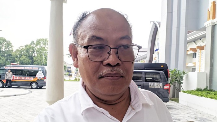 1761737481488-plt-kepala-dlhk-ntb-ahmadi-saat-ditemui-di-kantor-gubernur-ntb-rabu-29102025-foto-ahmad-viqidetikbali-1761735358571_169