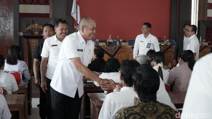 1761737492358-bupati-karangasem-i-gusti-putu-parwata-saat-membuka-sosialisasi-percepatan-operasional-dan-pengembangan-kdkmp-di-aula-disdikpo-1761735208113_169