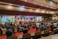 1761737503103-i-made-retha-saat-memaparkan-rancangan-perda-perlindungan-dan-penertiban-hewan-penular-rabies-hpr-pada-rapat-paripurna-di-dprd-1761733727198_169