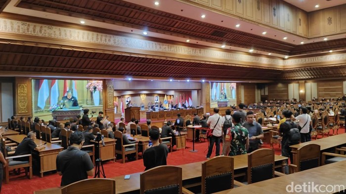 1761737503103-i-made-retha-saat-memaparkan-rancangan-perda-perlindungan-dan-penertiban-hewan-penular-rabies-hpr-pada-rapat-paripurna-di-dprd-1761733727198_169