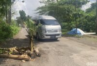 1761737640641-warga-protes-dengan-menanam-pohon-pisang-di-jalan-berlubang-di-desa-kuripan-kecamatan-kuripan-lombok-barat-rabu-29102025-foto--1761724873735_169