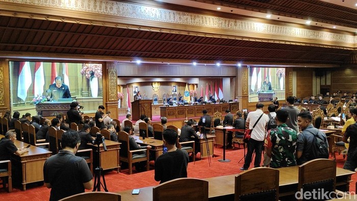 1761737651654-wakil-ketua-bapemperda-dprd-badung-i-made-retha-saat-memaparkan-rancangan-perda-fasilitasi-pelindungan-kekayaan-intelektual-pa-1761722679652_169