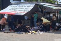 1761737720161-suasana-thrifting-atau-jual-beli-pakaian-bekas-di-pasar-karang-sukun-kota-mataram-ntb-rabu-29102025-foto-nathea-citradetikbali-1761718440685_169