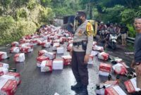 1761759252440-sebuah-truk-bermuatan-minuman-alkohol-jenis-bir-terguling-di-tanjakan-jalan-goa-gong-jimbaran-kuta-selatan-badung-bali-minggu-_169