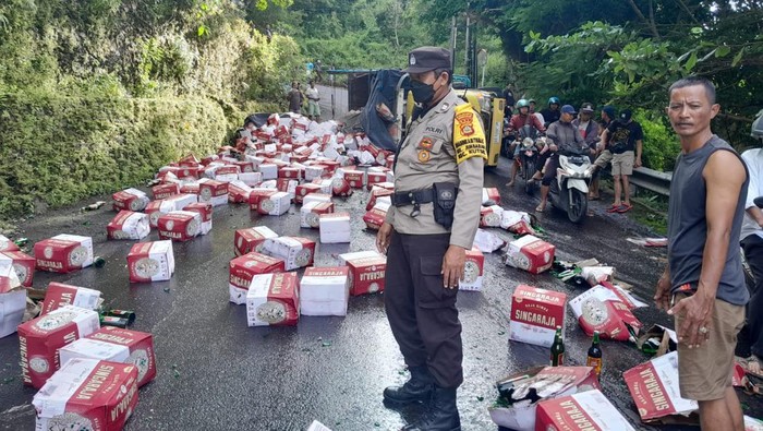 1761759252440-sebuah-truk-bermuatan-minuman-alkohol-jenis-bir-terguling-di-tanjakan-jalan-goa-gong-jimbaran-kuta-selatan-badung-bali-minggu-_169