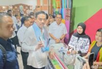 1761759263116-menteri-umkm-maman-abdurrahman-saat-membeli-jajanan-di-ntt-mart-rabu-29102025-1761737175516_169