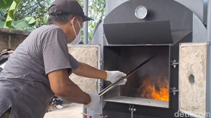 1761824069002-insinerator-di-tps-sandubaya-bertais-kota-mataram-rabu-392025-1756910169632_169