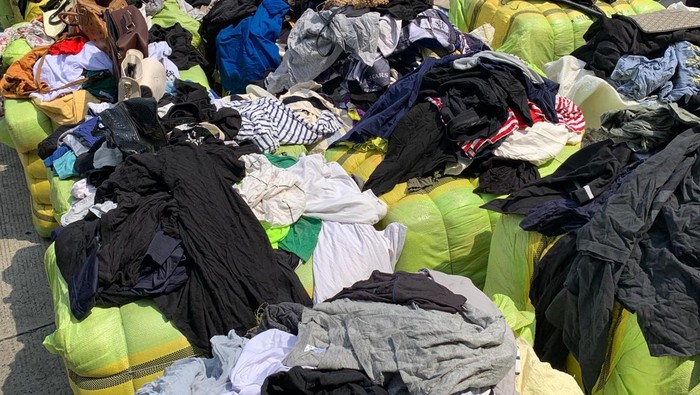 1761824136375-bea-cukai-bongkar-penyelundupan-pakaian-tas-bekas-di-tanjung-priok-1755160437547_169