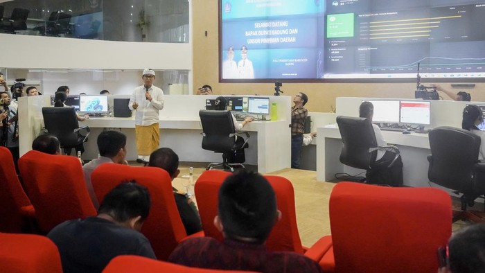 1761824158625-bupati-badung-i-wayan-adi-arnawa-meninjau-sistem-pengoperasian-cctv-analitik-melalui-command-centre-diskominfo-badung-rabu-291-1761809695544_169