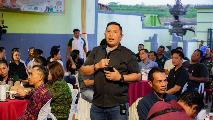 1761845412715-perbekel-darmasaba-ida-bagus-surya-prabhawa-manuaba-bertindak-sebagai-pemandu-diskusi-sampah-kita-tanggung-jawab-siapa-di-tps3-1761816985685_169