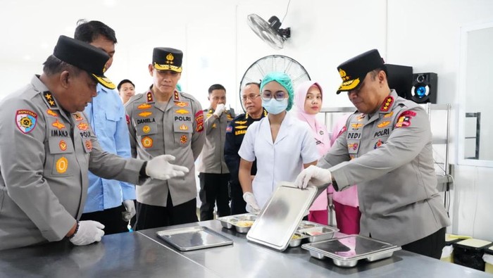 1761845466863-wakapolri-komjen-dedi-prasetyo-paling-kanan-mengunjungi-sppg-plawa-yang-dioperasikan-oleh-polda-bali-kamis-30102025-dok-polda--1761826876705_169