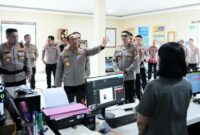 1761845477557-wakapolri-komjen-dedi-prasetyo-meninjau-implementasi-program-pamapta-dan-peningkatan-pelayanan-spkt-di-polresta-denpasar-dok-p-1761829337252_169