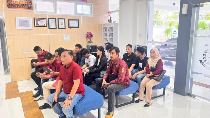 1761845504304-penyerahan-enam-tersangka-pengerusakan-mapolda-ntb-di-kejari-mataram-kamis-30102025-1761826697065_169