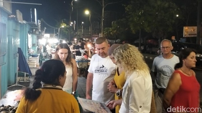 1761845546447-sejumlah-wisatawan-mancanegara-mengunjungi-pusat-kuliner-seafood-kampung-ujung-labuan-bajo-manggarai-barat-ntt-rabu-29102025-m-1761821385626_169