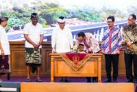 1761866250161-bupati-i-wayan-adi-arnawa-menandatangani-perjanjian-pinjaman-daerah-pembangunan-antara-pt-smi-dengan-pemkab-badung-di-ruang-ke-1761830617022_169