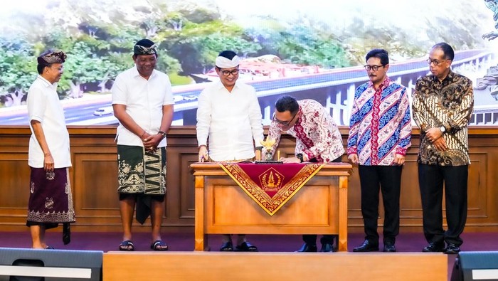 1761866250161-bupati-i-wayan-adi-arnawa-menandatangani-perjanjian-pinjaman-daerah-pembangunan-antara-pt-smi-dengan-pemkab-badung-di-ruang-ke-1761830617022_169