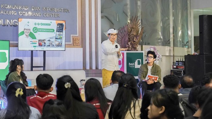 1761889254952-bupati-i-wayan-adi-arnawa-berbincang-dengan-generasi-muda-saat-acara-batch-di-lobby-command-center-diskominfo-badung-rabu-2910-1761817981160_169