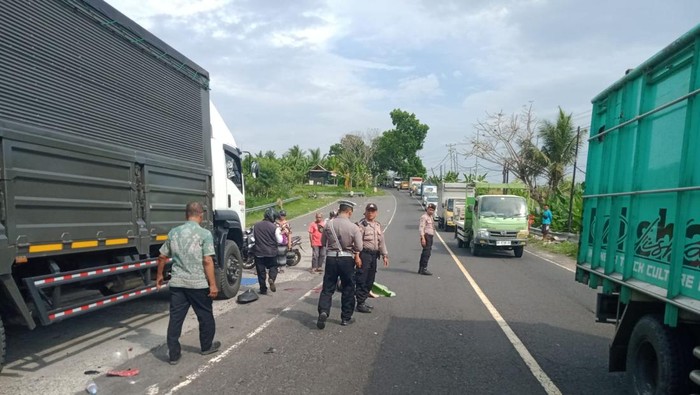 1761889266650-polisi-melakukan-olah-tkp-kecelakaan-pns-tewas-akibat-menabrak-truk-tronton-terparkir-di-bahu-jalan-denpasar-gilimanuk-tepatny-1761659512790_169