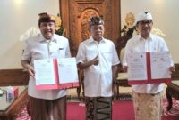 1761910378876-bupati-wayan-adi-arnawa-disaksikan-gubernur-wayan-koster-saat-meneken-berita-acara-serah-terima-pinjam-pakai-lahan-gwk-di-ruma-1761906712428_169