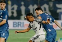 1761910454162-pemain-bali-united-irfan-jaya-jersey-putih-dikawal-ketat-dua-pemain-persib-bandung-nick-kuipers-dan-marc-klok-di-stadion-gelor-1744986458328_169