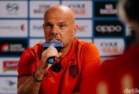 1761910508295-pelatih-bali-united-johnny-jansen-saat-mengikuti-konferensi-pers-di-bali-united-training-center-gianyar-jumat-31102025-1761900362410_169