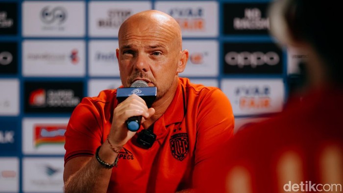 1761910508295-pelatih-bali-united-johnny-jansen-saat-mengikuti-konferensi-pers-di-bali-united-training-center-gianyar-jumat-31102025-1761900362410_169