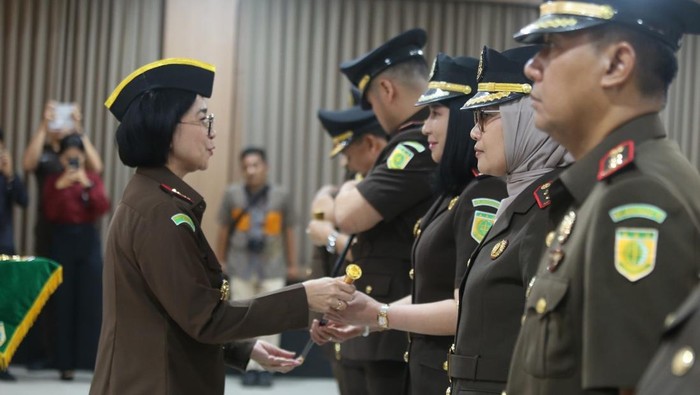 1761931844394-kajati-bali-chatarina-muliana-girsang-saat-melantik-lima-kajari-dan-empat-pejabat-di-lingkungan-kejati-bali-jumat-31102025-1761913704293_169