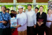 1761931866035-bupati-adi-arnawa-dan-wabup-bagus-alit-sucipta-saat-menyerahkan-program-bantuan-rumah-layak-huni-kepada-210-penerima-manfaat-d-1761910169049_169